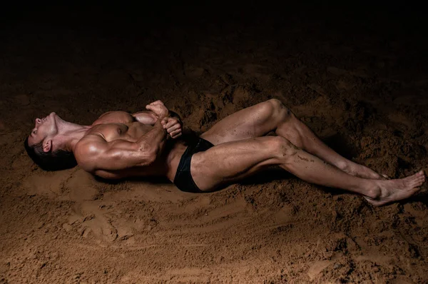 Muscular Man Posing Beach — Stock Photo, Image