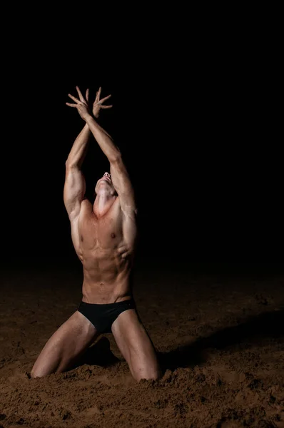 Muscular Man Posing Beach — Stock Photo, Image