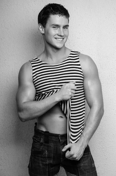 ストライプジャージの筋肉質男性モデル — ストック写真