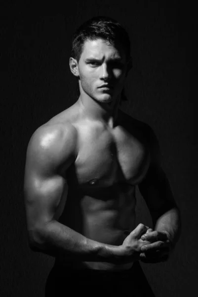 Retrato Del Hombre Musculoso Posando Estudio —  Fotos de Stock