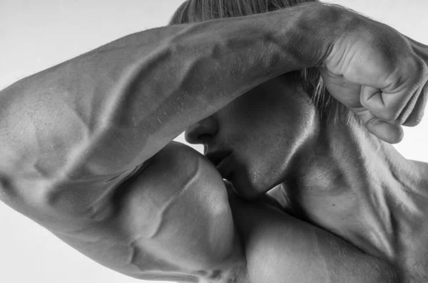 Fitness Modelo Masculino Besándose Los Bíceps —  Fotos de Stock
