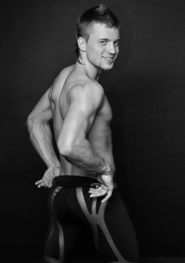 Stüdyoda poz veren kaslı erkek model.