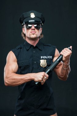 Polis üniformalı erkek model.