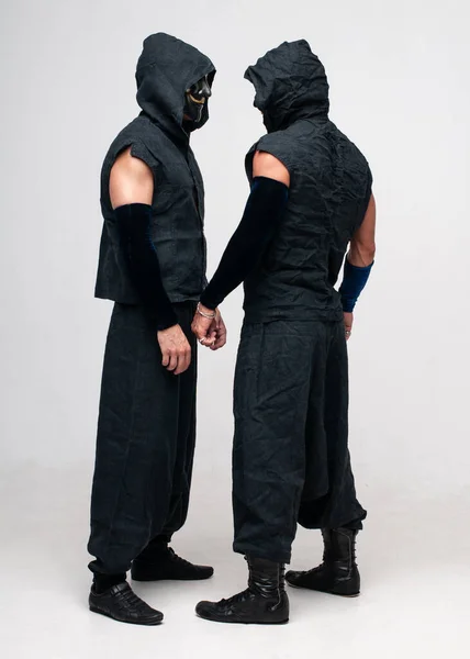 Twee Dansers Gekleed Zwarte Gewaden Maskers — Stockfoto