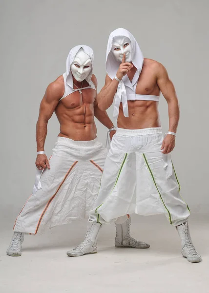 Deux Danseurs Vêtus Robes Masques — Photo