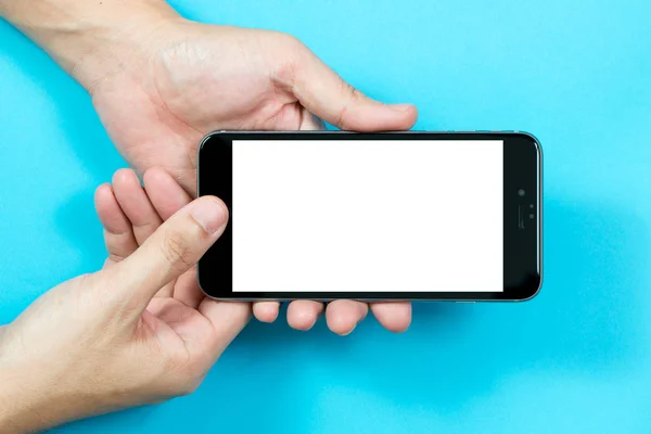 Mano usando el teléfono inteligente — Foto de Stock