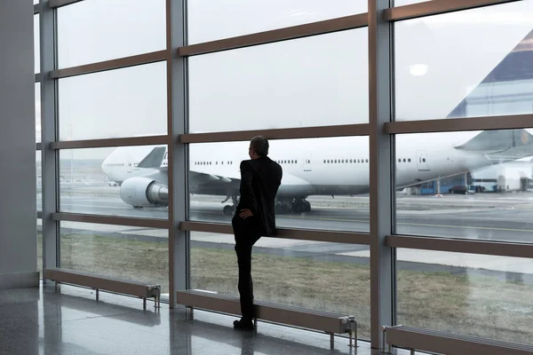 Человек в терминале аэропорта — стоковое фото