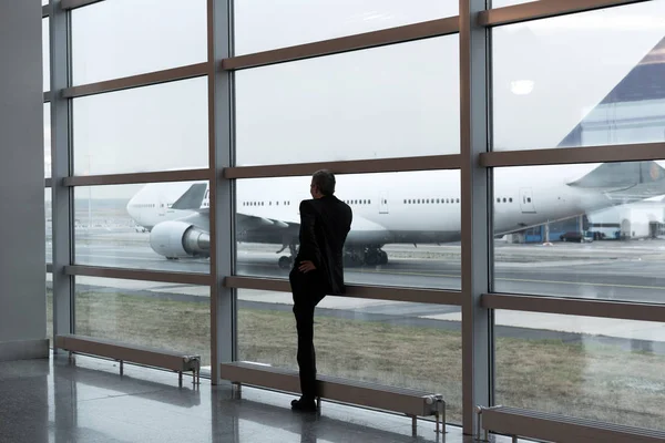 Man op vliegveld terminal — Stockfoto