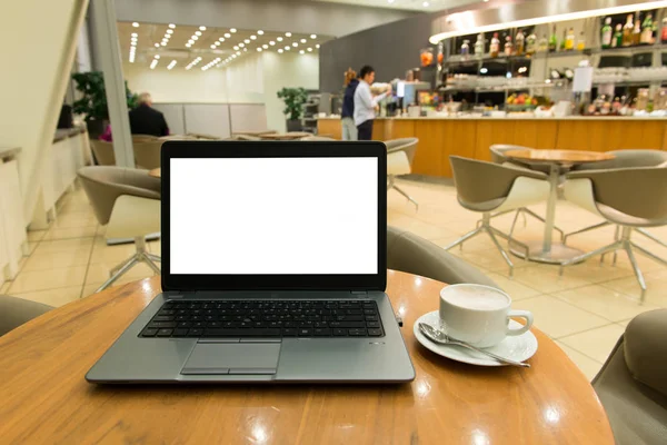 Φορητό υπολογιστή στην καφετέρια — Φωτογραφία Αρχείου
