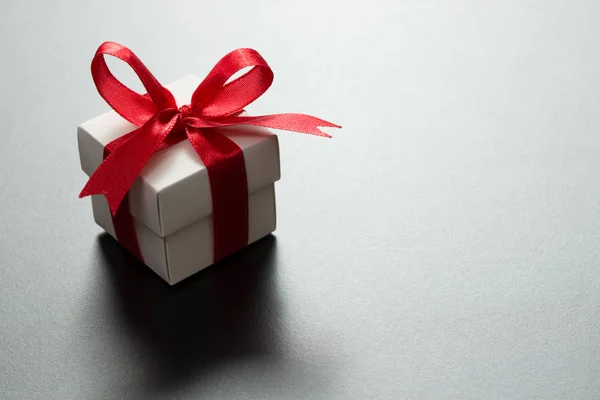 Confezione regalo bianca con nastro rosso — Foto Stock