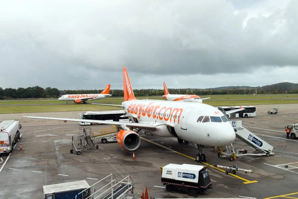 EasyJet vliegtuig op de luchthaven van Edinburgh, Schotland — Stockfoto