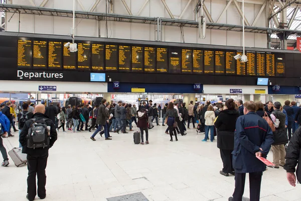 Поезд и станция метро Ватерлоо в Лондоне — стоковое фото