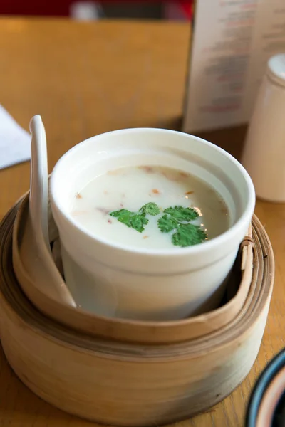 Тайский суп из кокосового молока томиам — стоковое фото