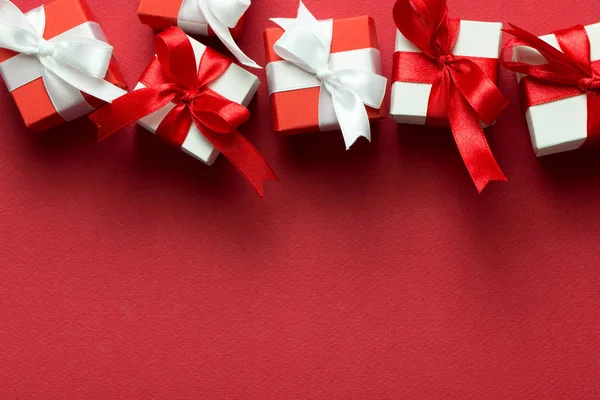 Caixas de presente vermelho e branco — Fotografia de Stock