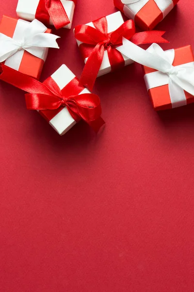 Rote und weiße Geschenkboxen — Stockfoto