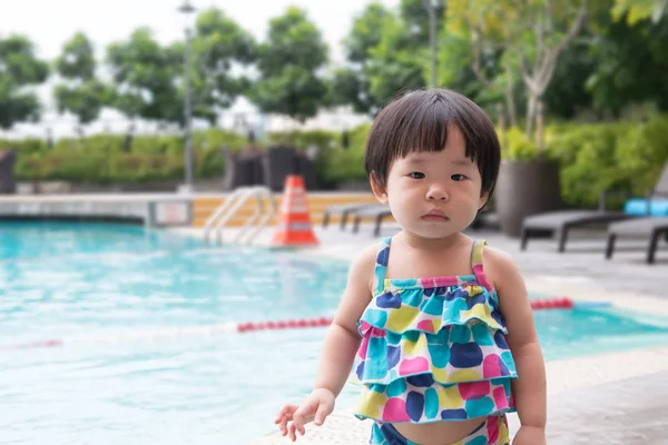 Weinig Aziatische peuter bij het zwembad — Stockfoto