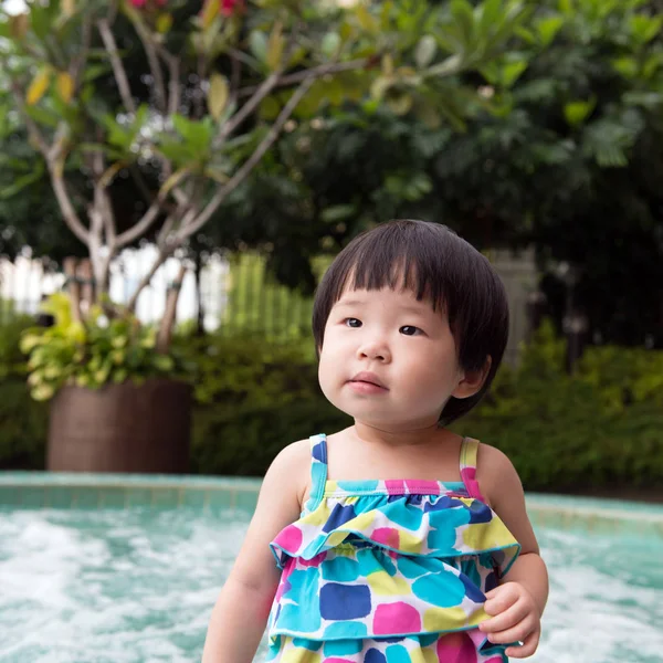 Weinig Aziatische peuter bij het zwembad — Stockfoto