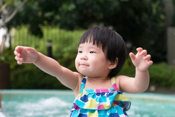 Liten asiatisk småbarn vid poolen — Stockfoto