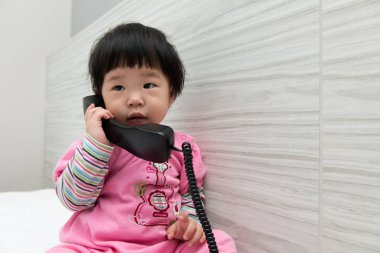 Telefonda konuşurken yürümeye başlayan çocuk