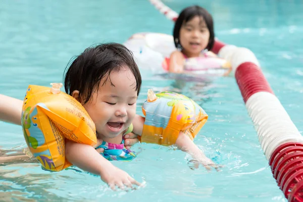 Liten asiatisk småbarn simning — Stockfoto