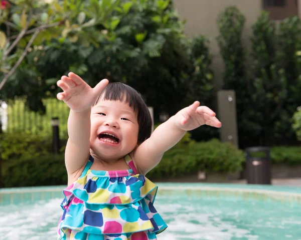 Liten asiatisk småbarn vid poolen — Stockfoto