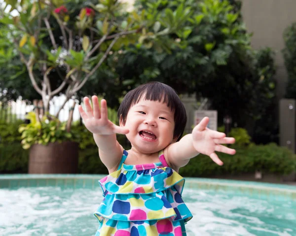 Liten asiatisk småbarn vid poolen — Stockfoto