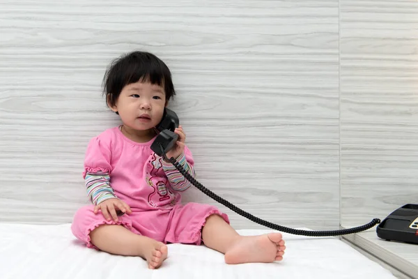 Niño hablando por teléfono. —  Fotos de Stock