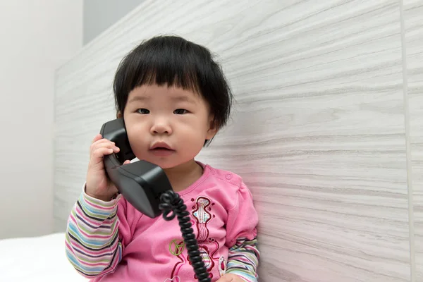 Peuter praten aan de telefoon — Stockfoto