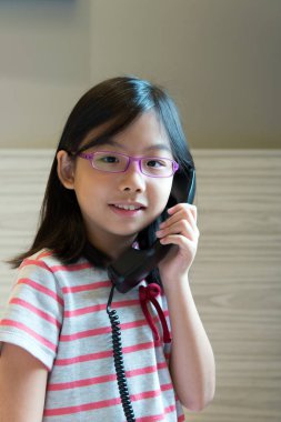 Asyalı çocuk telefonda konuşurken