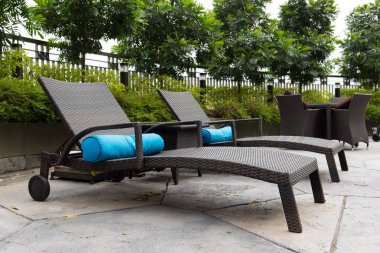 Havuz başında şezlong