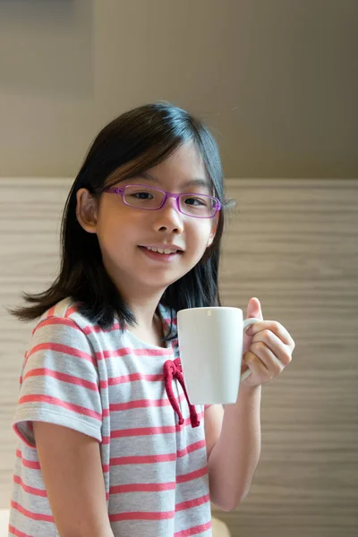 Asiática niño con un taza — Foto de Stock