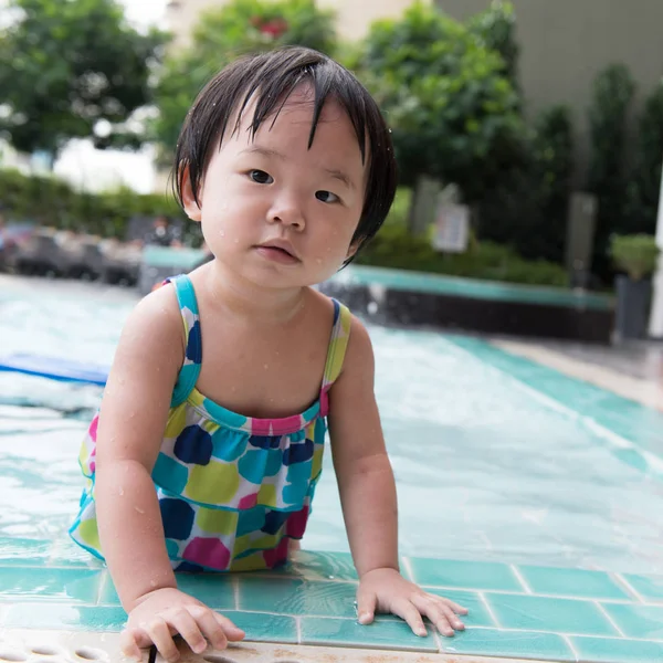 Toddler in the pool — Stock Photo, Image