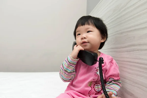 Småbarn pratar i telefon — Stockfoto