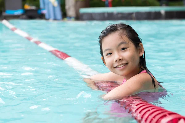 Aziatische kind in het zwembad — Stockfoto