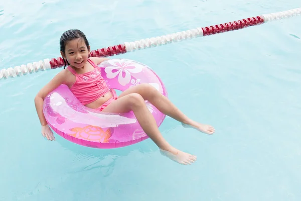 Asiatische Kind in die pool — Stockfoto