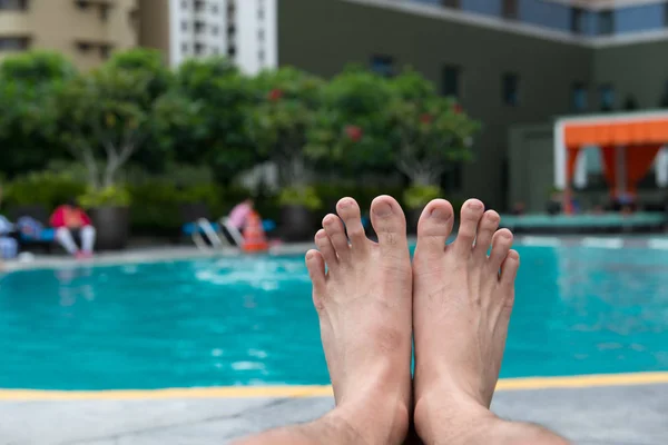 Man voeten bij zwembad — Stockfoto