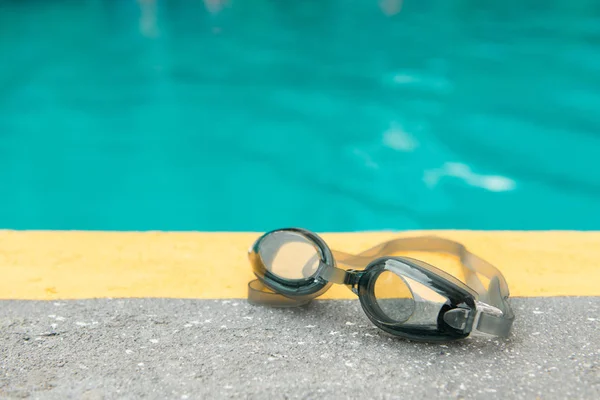 Gafas de natación y piscina — Foto de Stock