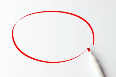 Kırmızı marker kalem ve boş çizim daire