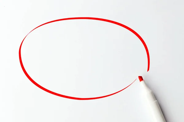 Caneta marcador vermelho e círculo de desenho em branco — Fotografia de Stock