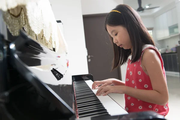 Menina asiática no piano — Fotografia de Stock