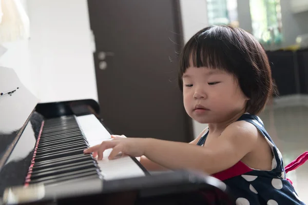 Little Asian child at piano — Stock Photo, Image