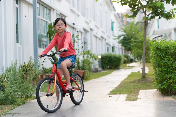 Malá dívka na kole — Stock fotografie