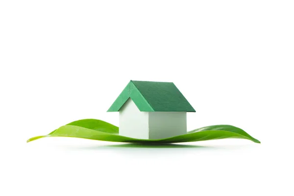Эко-зеленый дом — стоковое фото