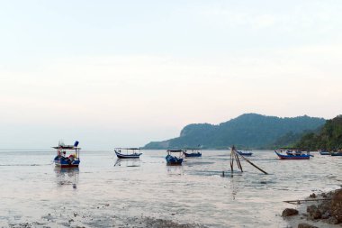 balıkçı tekneleri dock üzerindeki