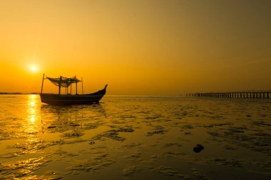 dock üzerindeki balıkçı teknesi