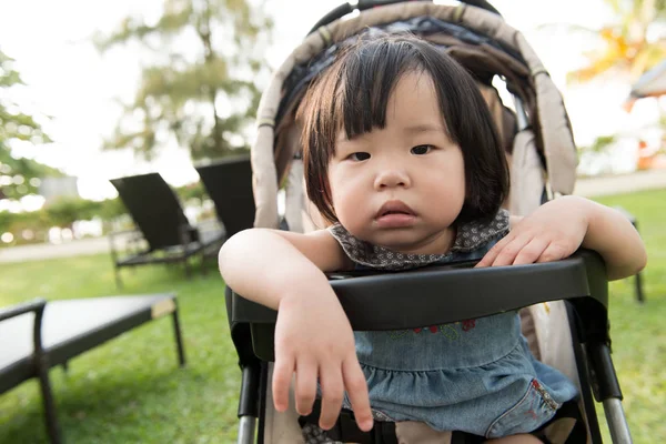 Liten asiatisk småbarn — Stockfoto