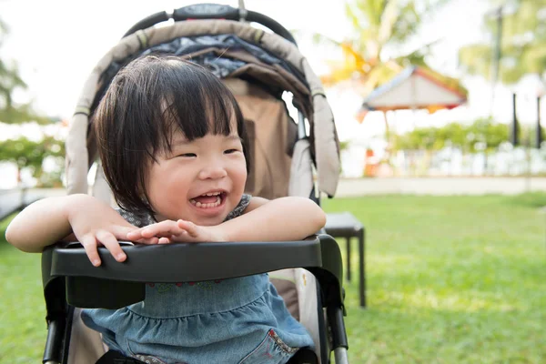 Маленький азиатский малыш — стоковое фото