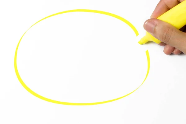 Gele markeerstift en lege tekening cirkel — Stockfoto