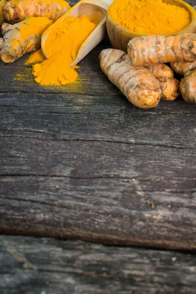 姜黄根和姜黄粉 — 图库照片
