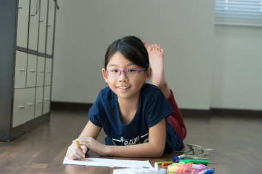 küçük kız çizim